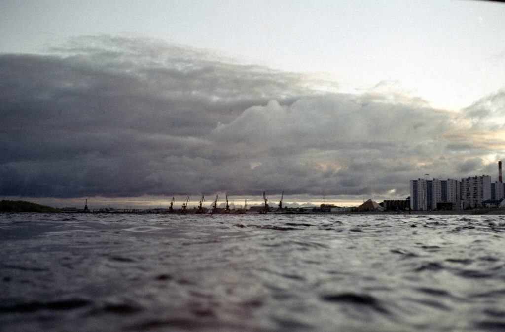 Фотопрогулка у реки Обь на набережной Нижневартовска с камерой Yashica Electro 35