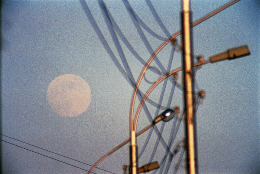 Подними голову вверх. Луна и самолеты через телеобъектив Tamron 200-400 (камера Nikon F90)