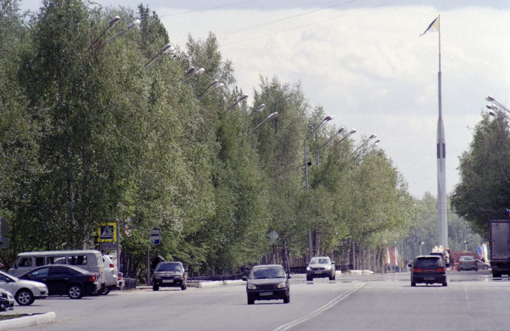 Улицы и жители Нижневартовска через телеобъектив Tamron 200-400 (камера Nikon F90)